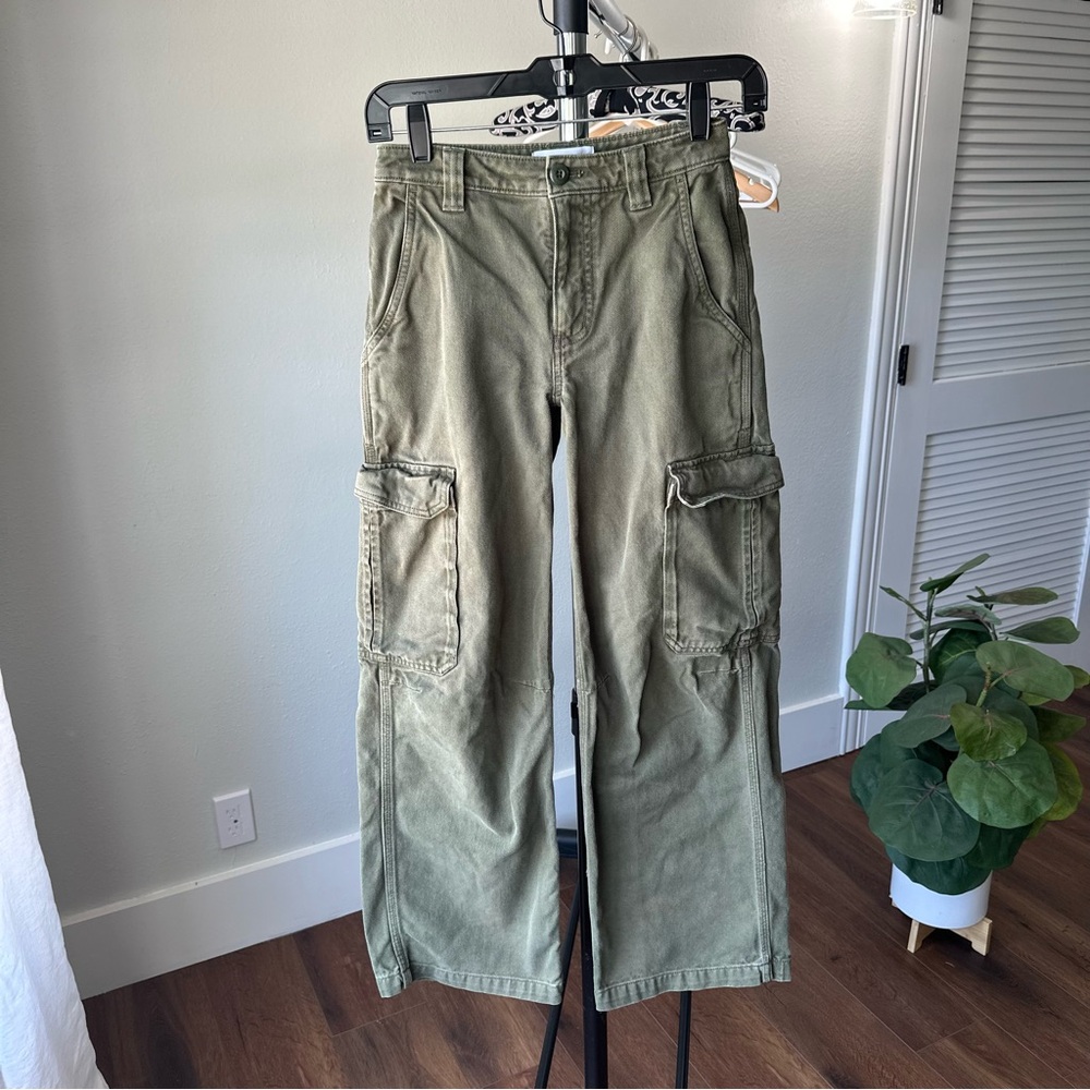 Women’s Aritzia TNA Cargo Utility Army Green Straight Leg Jean Pants Size 00 EUC